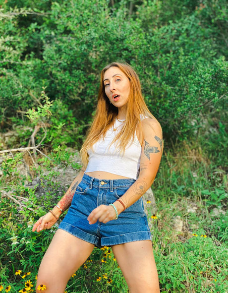 zoebytheriverfree top profile image