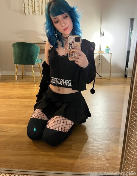 zerggiee スター 裸 画像