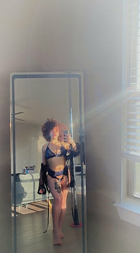 巨乳のマンコオンリーファンズ ヌード ギャラリー