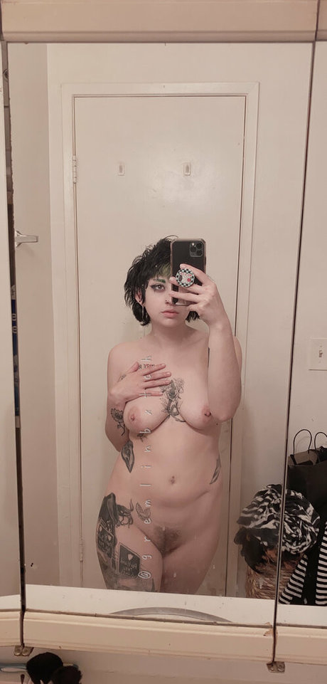 大きな乳首オンリーファンズ アートヌード 写真