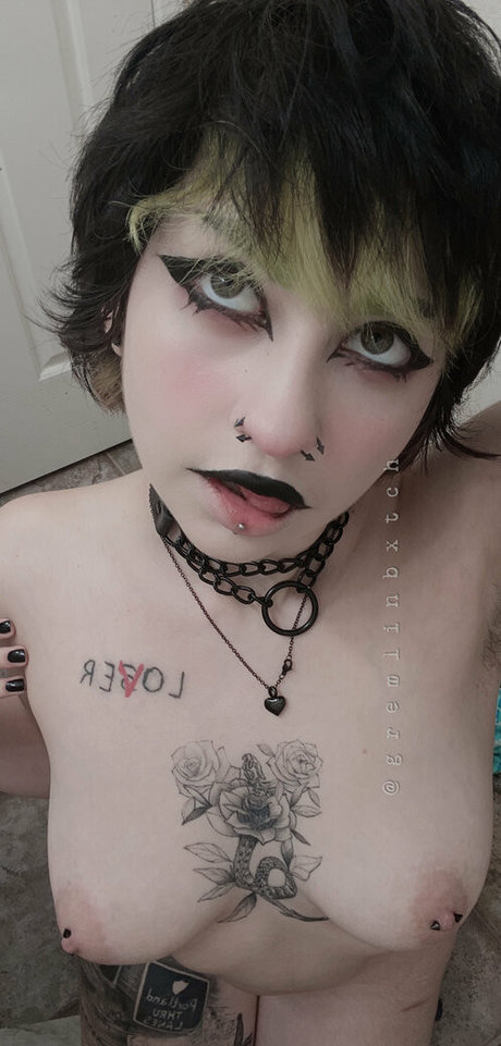 金髪巨乳オンリーファンズ 裸 写真