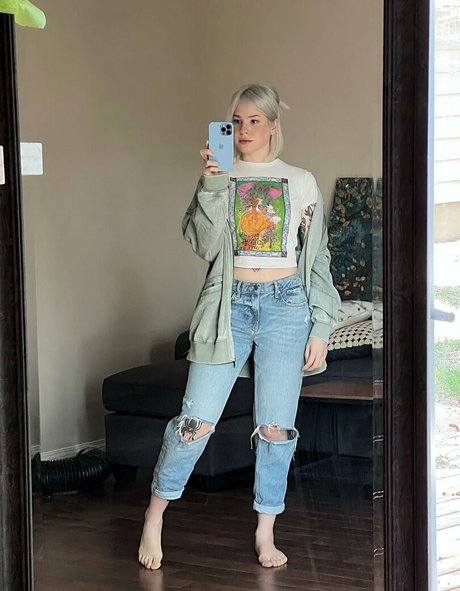 Anisa Jomha アートモデル 写真