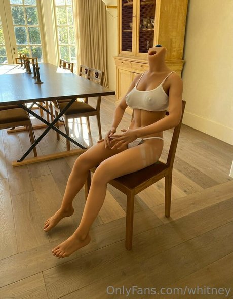白いランジェリーオンリーファンズ ホットセックス 画像