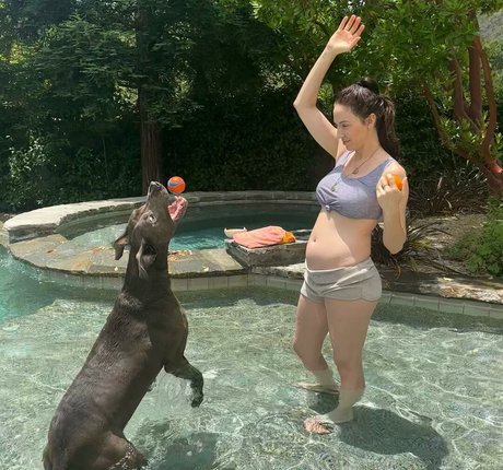 Whitney Cummings ホットスター ギャラリー