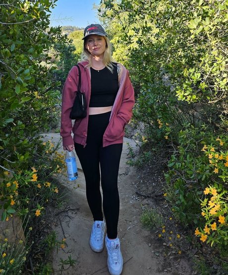 大学のオンリーファンズ セクシーヌード ギャラリー