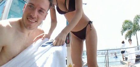 タイのレディーボーイオンリーファンズ ポルノグラフィック 写真