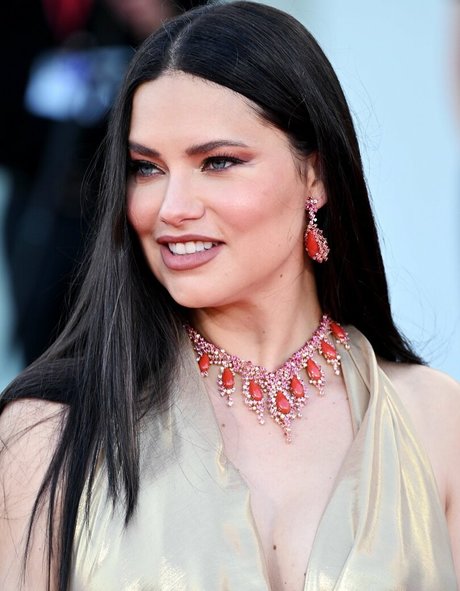 Adriana Lima ポルノスター ヌード 写真