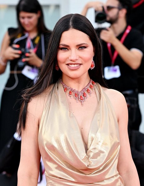 Adriana Lima ポルノスター ホット 写真