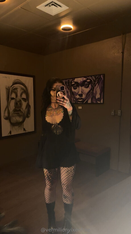 Vermilionvixenfree エロティックなスター 写真