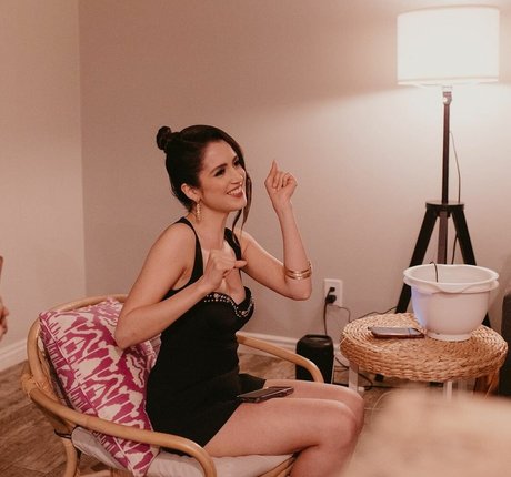 Laura Marano エロティックモデル 写真