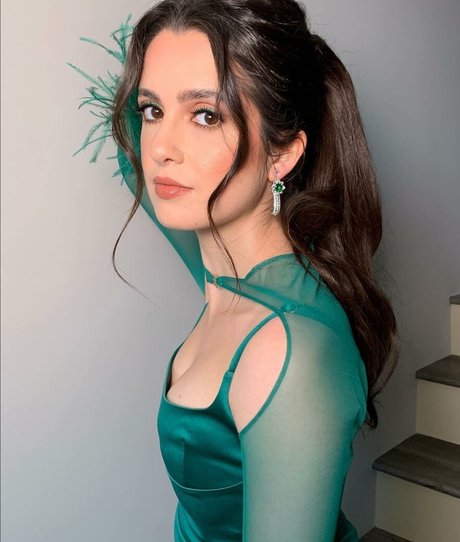 Laura Marano ポルノスター 可愛い 写真