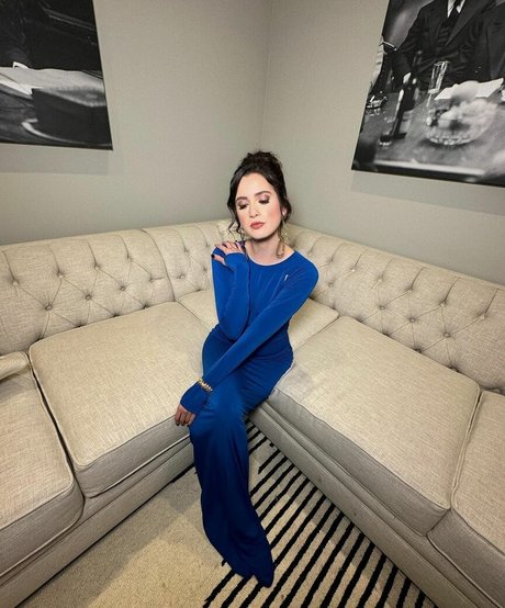 Laura Marano 裸のモデル 画像
