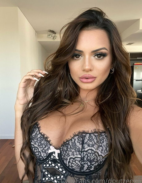 垂れ乳オンリーファンズ ヌード 写真