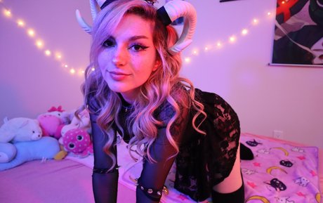 ティーンソロオンリーファンズ ヌード 画像