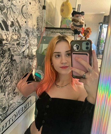 オンリーファンズで ホットヌード 写真