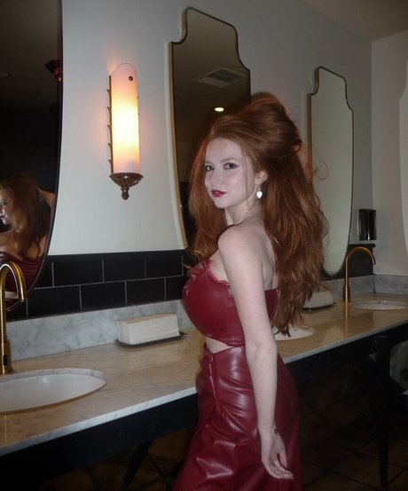 巨乳クーガーオンリーファンズ アートポルノ 写真