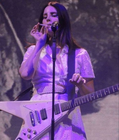 茶色の目のキティオンリーファンズ セクシー裸 ギャラリー