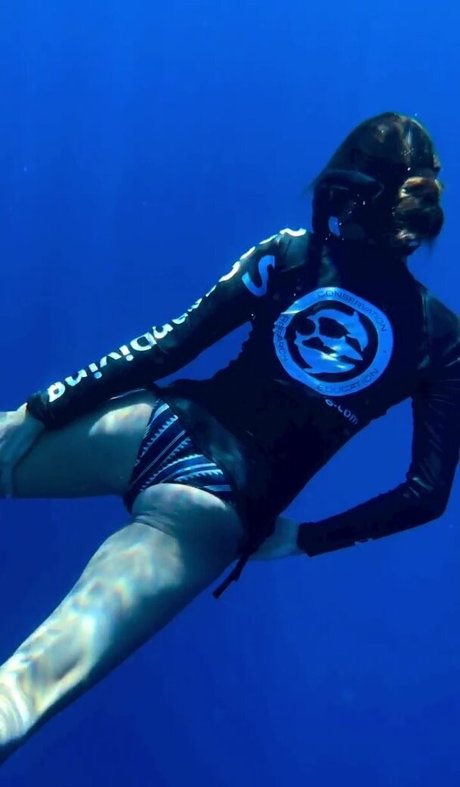 Nina Dobrev ポルノモデル 画像