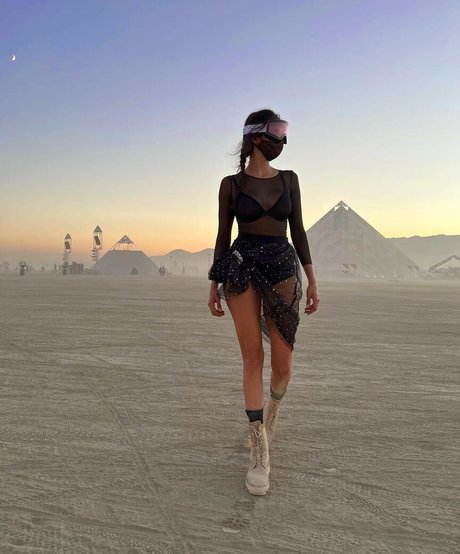 Nina Dobrev ポルノスター ヌード 写真