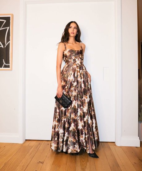 Nina Dobrev 裸のポルノスター 写真
