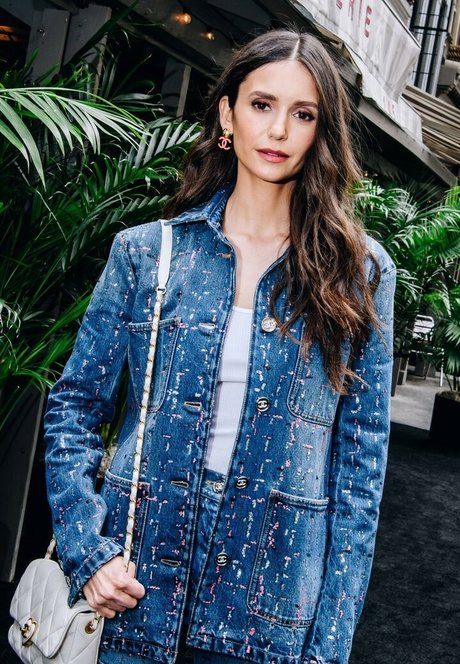 Nina Dobrev ホットなポルノスター 写真