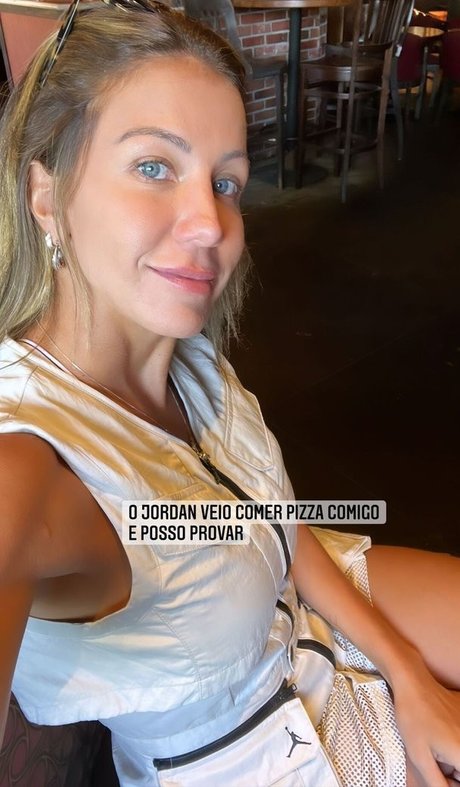 黒のランジェリーオンリーファンズ 裸 画像