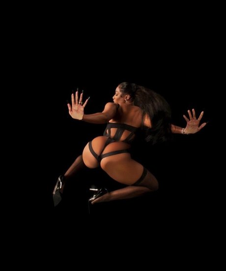 裸のシャワー オンリーファンズ ホット裸 写真