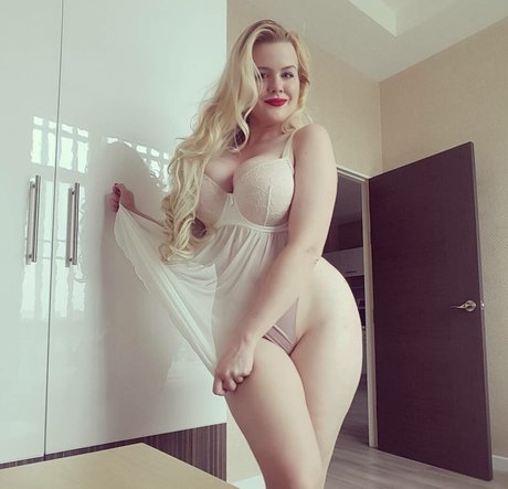 オナニー 潮吹き オンリーファンズ セクシーヌード 写真