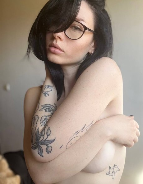 白いランジェリーオンリーファンズ パーフェクト 写真