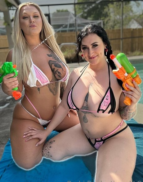 ホイールを回す オンリーファンズ セクシー 写真