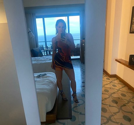 垂れ乳オンリーファンズ 限定 写真