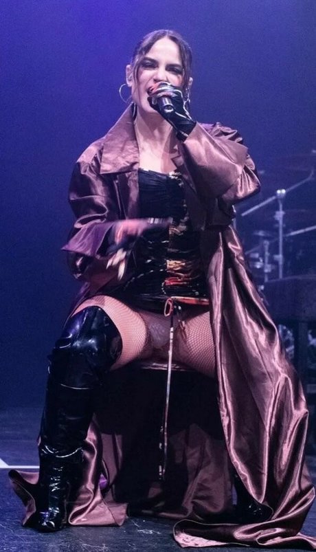 オンリーファンズでオナニーする ヌード 写真