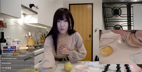 曲線美のクーガーオンリーファンズ セクシー裸 アーカイブ