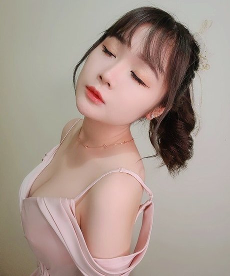 Clarissa Punipun 高品質のスター アーカイブ