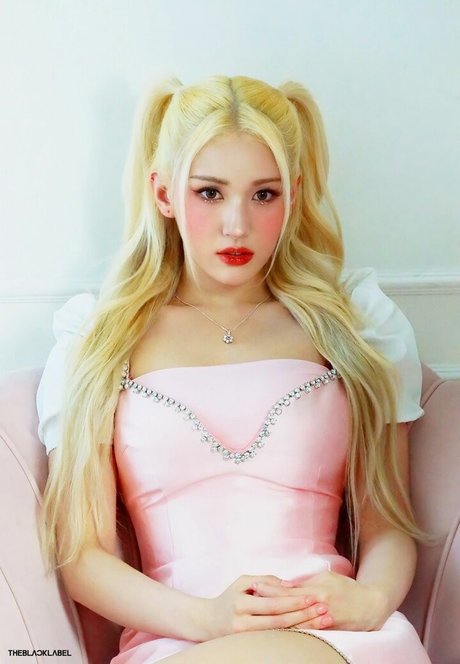 Jeon Somi かわいいポルノスター 写真
