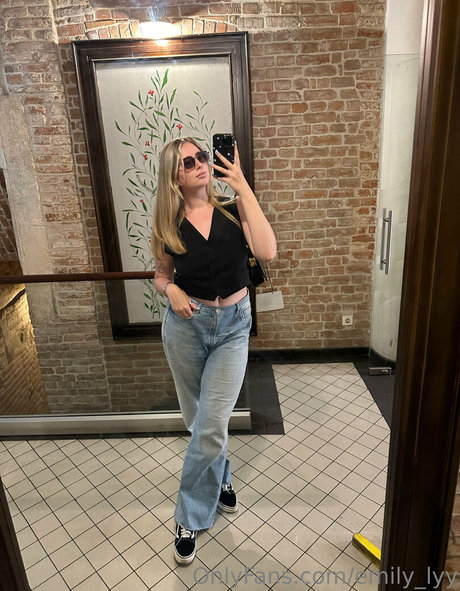 emily lyy スターセックス 画像