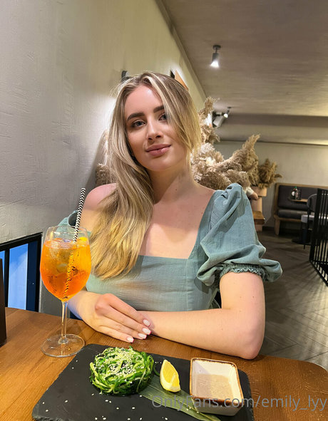 emily lyy ヌードのポルノスター 写真