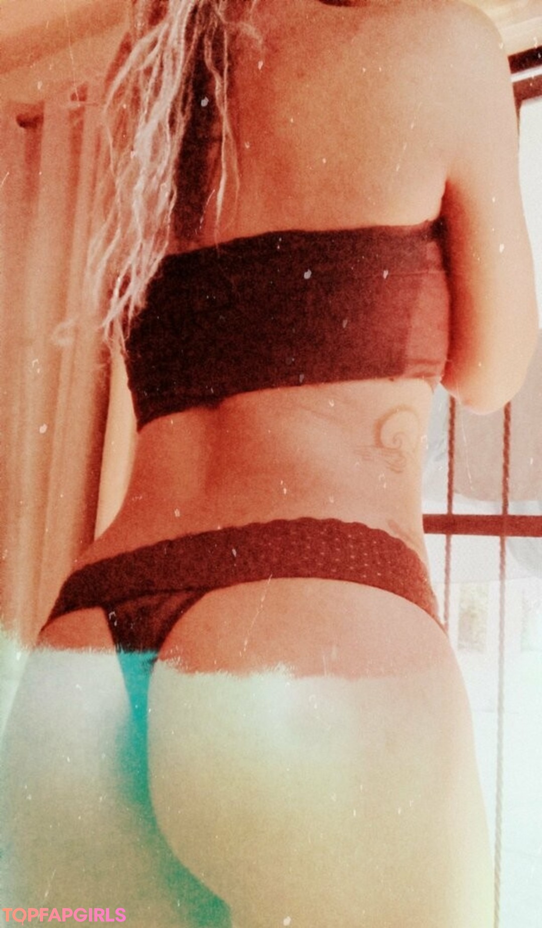 曲線美のラテン系オンリーファンズ ホットヌード 写真