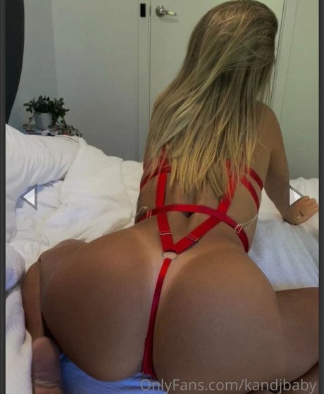 足を舐めるオンリーファンズ アートヌード 写真