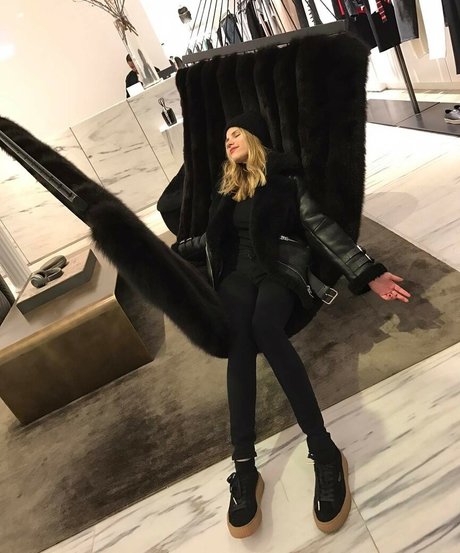Halston Sage トップ女優 アーカイブ
