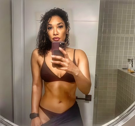 Candice Patton ポルノスター エロティック 写真