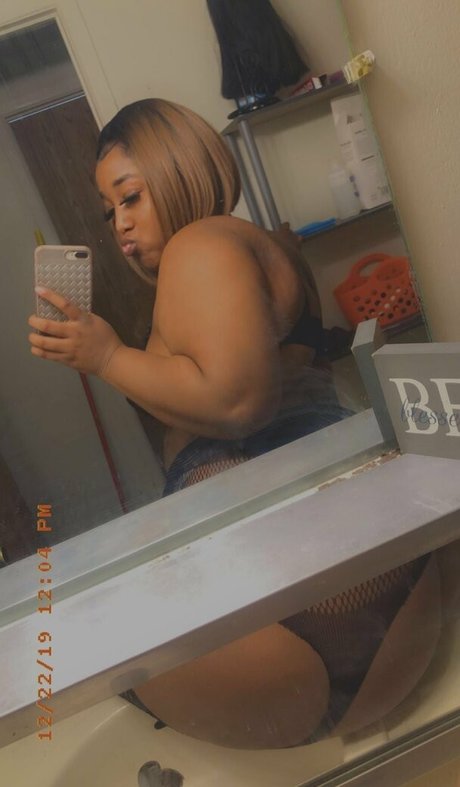 オンリーファンズでオナニーする ヌード 画像