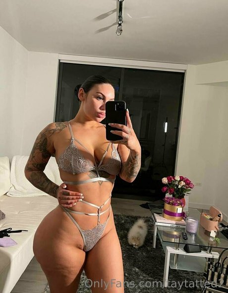 巨乳クーガーオンリーファンズ セクシーヌード 画像