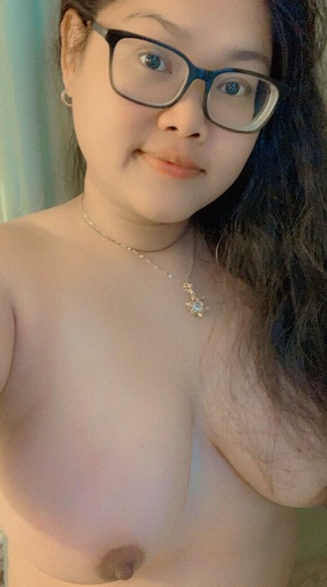 巨乳の熟女オンリーファンズ セクシーヌード 画像