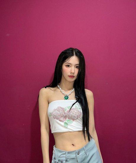 小さいペニスのシーメールオンリーファンズ ポルノグラフィック 写真