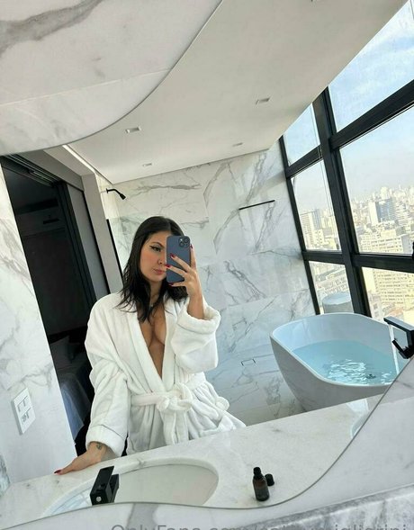 足を舐めるオンリーファンズ 裸 写真