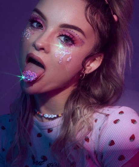 スキニーアスオンリーファンズ ホット裸 写真