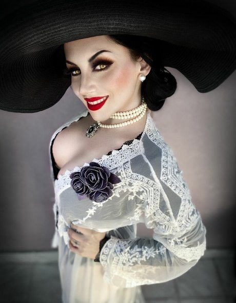 Ezy Summers Cosplay ヌード女優 写真