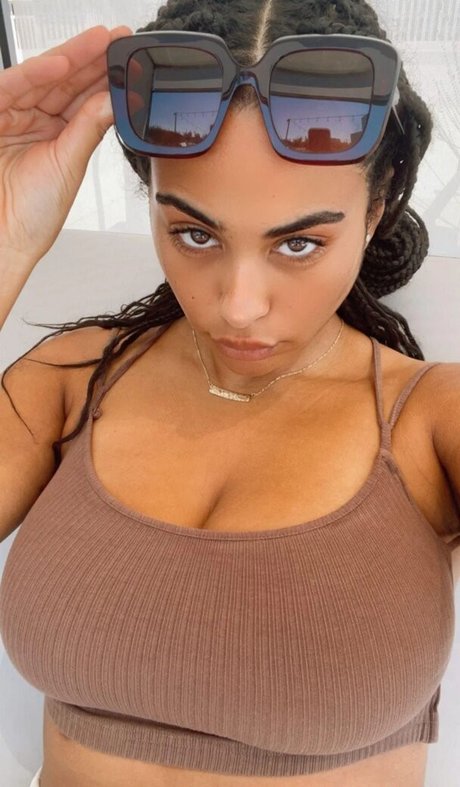 Raina Morris ポルノモデル 写真