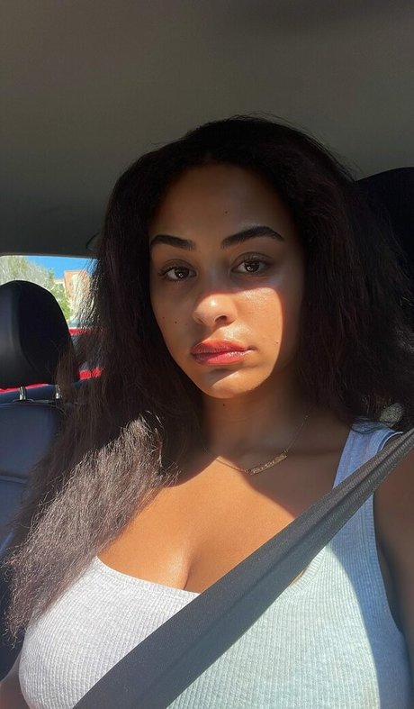 Raina Morris セクシーなポルノスター ギャラリー